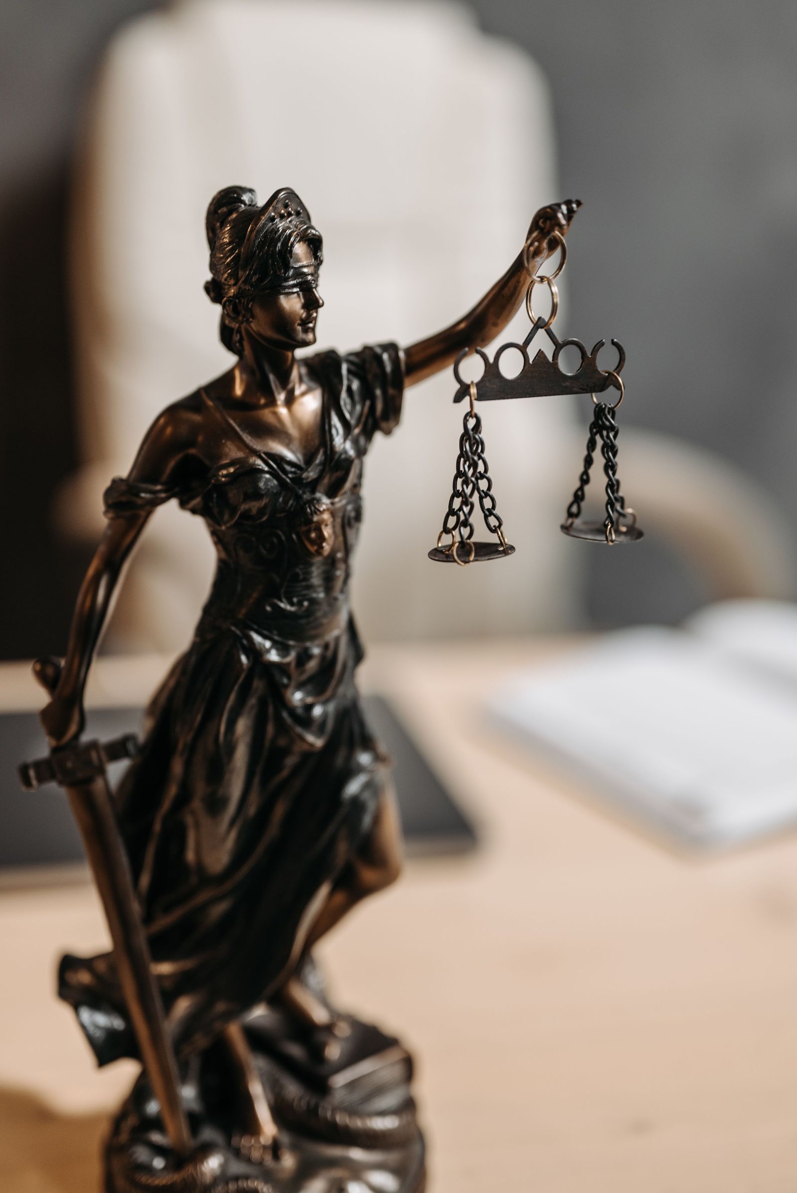 Detalle de una estatua de la justicia en la oficina