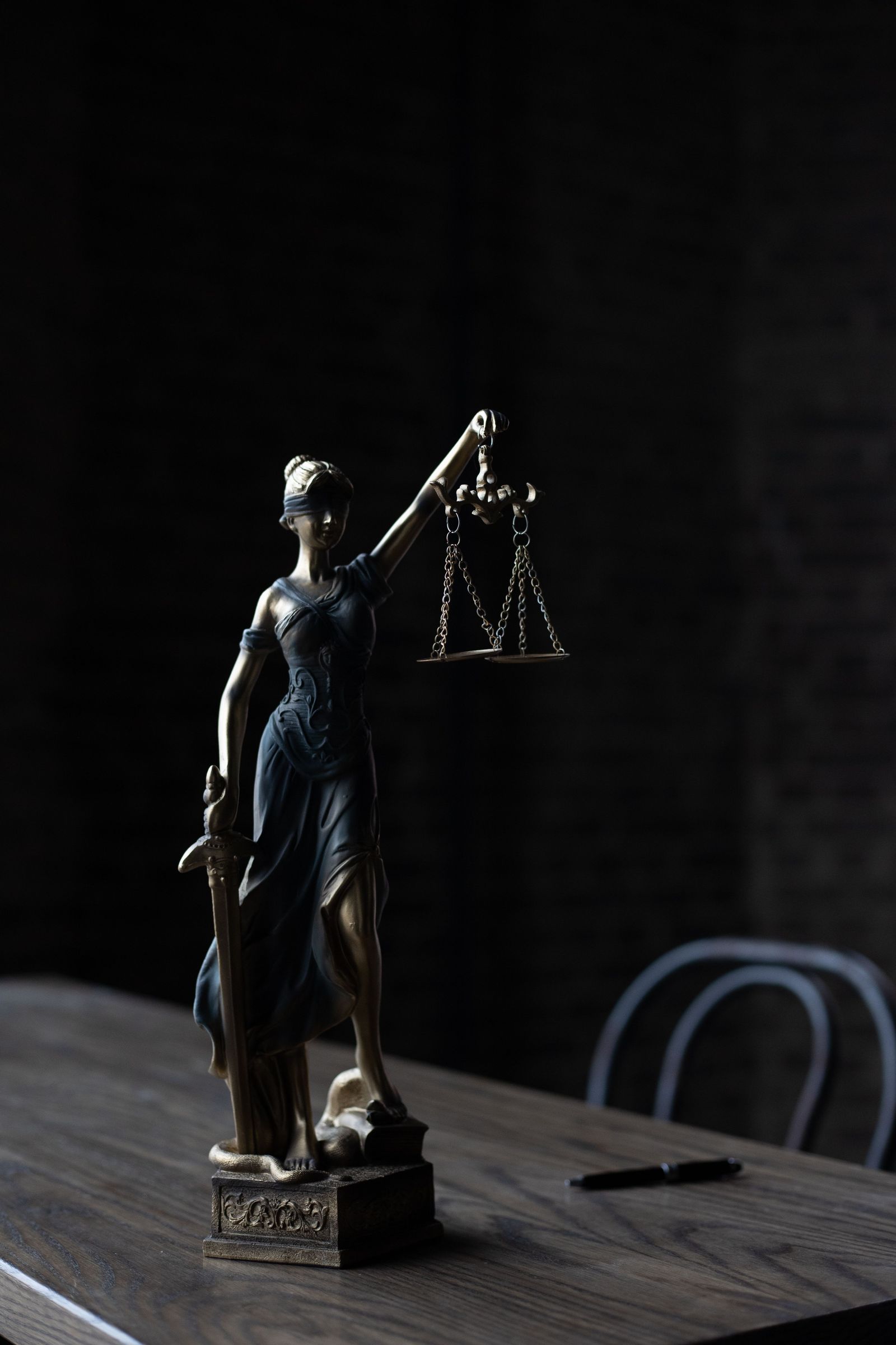 Estatua de la justicia sobre un escritorio de madera