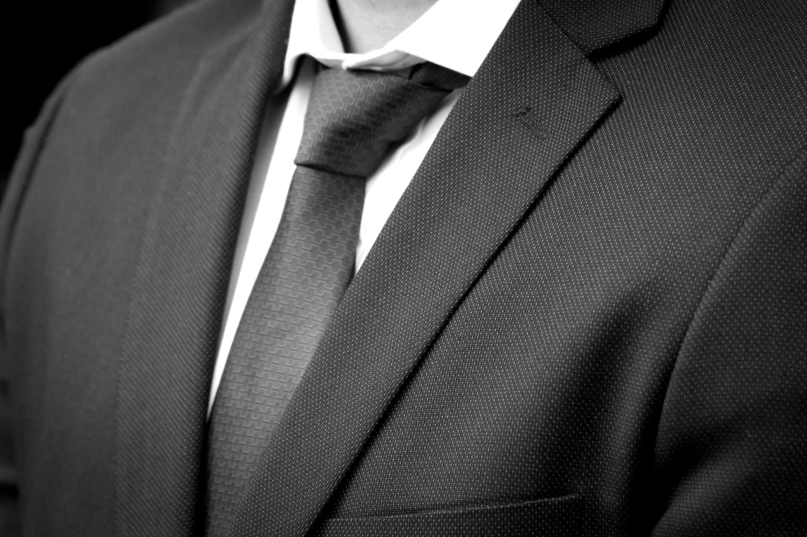 Detalle de saco y corbata de un abogado